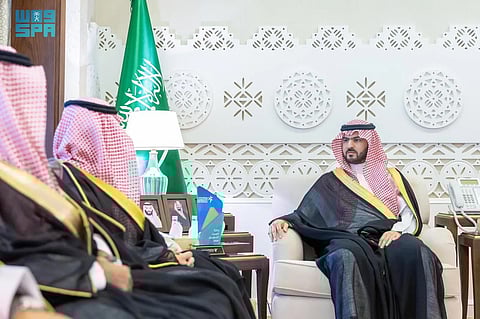 نائب أمير المنطقة الشرقية يستقبل رئيس وأعضاء جمعية التنمية بالحزام الذهبي