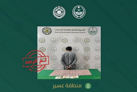 القبض على شخص في عسير لترويجه 1.391 قرصًا خاضعًا لتنظيم التداول الطبي