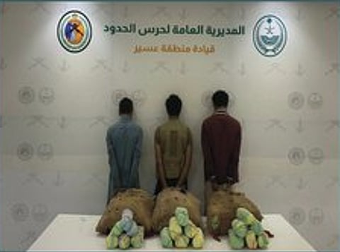 القبض على 3 مخالفين لنظام أمن الحدود بعسير لتهريبهم 60 كيلوجرامًا من القات