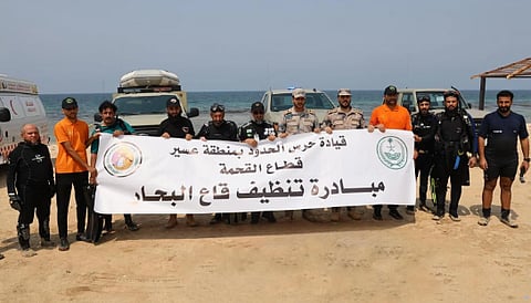 حرس الحدود ينفّذ مبادرة تطوعية لتنظيف شاطئ القحمة وقاع البحر في منطقة عسير