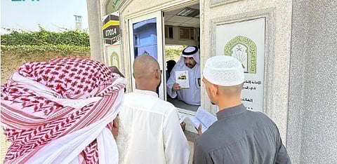  "الشؤون الإسلامية" تواصل جهودها التوعوية والإرشادية لزوار جبل الرحمة بعرفات