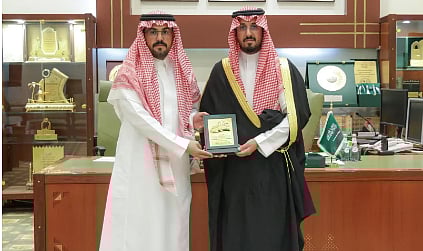 محافظ الخرج يكرّم المواطن عمر العقيلي المتبرع بجزء من كبده