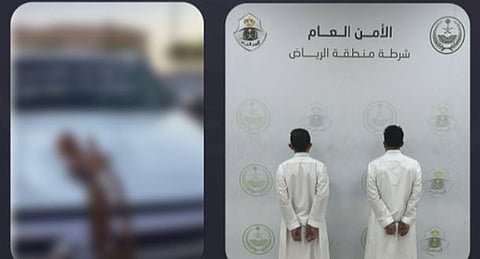 القبض على مقيمين بمنطقة الرياض ظهرا بحوزتهما سلاحان ناريان في مكان عام