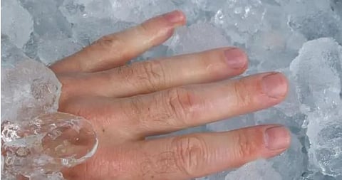 هل الجلوس في الماء المثلج يُفيد أم يضر العضلات؟