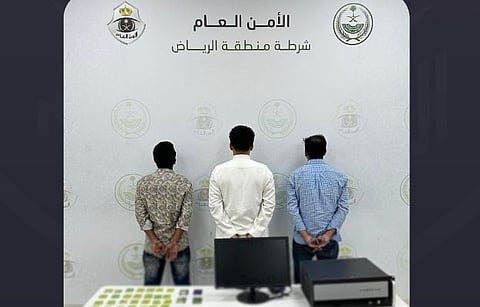 القبض على 3 من الجنسيتين البنجلاديشية والسورية  أنشؤوا منصات إلكترونية وهمية للاحتيال تدار من خارج المملكة