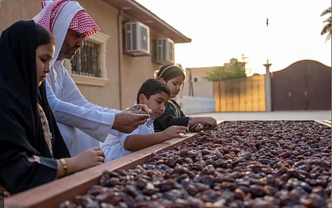 "حشو التمر".. تقليد متوارث بالجوف لحفظ التمور طوال العام