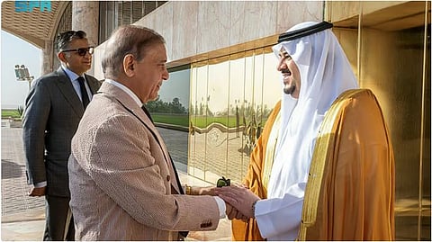 رئيس وزراء باكستان يغادر الرياض وفي مقدمة مودعيه نائب أمير المنطقة