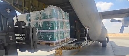 وصول الطائرة السعودية الـ(63) لإغاثة الشعب الفلسطيني في غزة