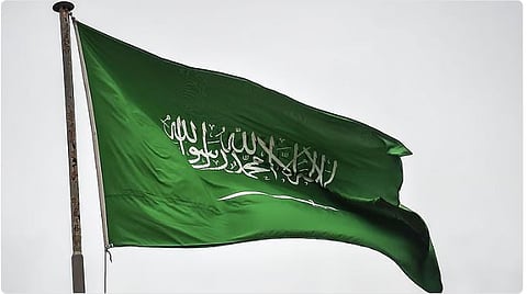 شراء الأعلام والمقتنيات الوطنية بتبوك استعدادًا لاحتفلات اليوم الوطني الـ95