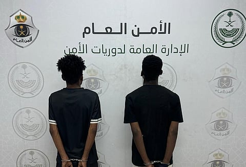 القبض على مواطنين بالرياض لسرقتهما أجزاء من مركبتين متوقفتين