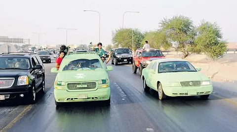محام: تغطية السيارة بالكامل بالأعلام مخالفة تصل غرامتها إلى 900 ريال