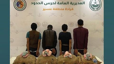 القبض على مخالفين من الجنسية اليمنية والإثيوبية لتهريبهم الحشيش والقات في جازان وعسير