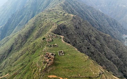 "قرية العضة" بالباحة سحر الطبيعة ومنبع الجمال