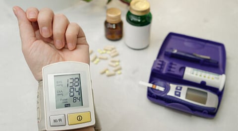 استشاري قلب يوضح المعدلات القياسية للضغط والكولسترول لدى مريض السكري