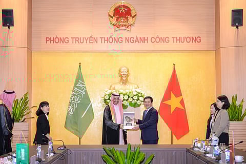 الخريّف يبحث تعزيز التعاون الصناعي مع فيتنام