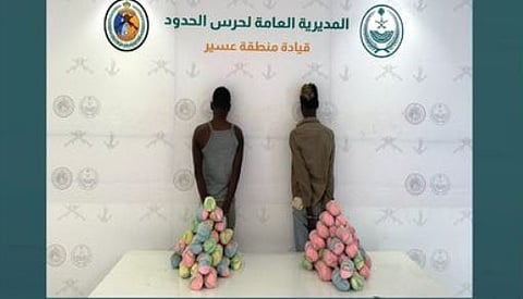 القبض على مخالفين من الجنسية الإثيوبية لتهريبهما مواد مخدرة بمنطقتي جازان وعسير