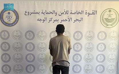 «الأمن والحماية» تضبط مقيما يمنيًا لاستغلاله الرواسب في منطقة تبوك