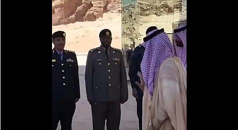 وزير الخارجية يشكر رجال الأمن أثناء مغادرته مقر اجتماع قادة مؤتمر ميونخ للأمن في العلا