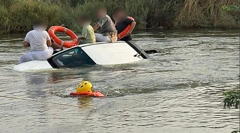 «الدفاع المدني» بالقنفذة ينقذ 5 أشخاص احتجزوا في مركبة جرفها السيل