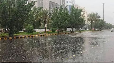 «الدفاع المدني» يدعو إلى توخي الحيطة إثر الحالة المناخية في أجزاء بمكة المكرمة