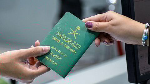 هل يمكن السفر بالهوية الوطنية عند طلب تجديد جواز السفر؟.. توضيح مهم من الجوازات