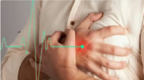 استشاري قلب يحذّر من الكحة: قد تكشف ضعف عضلة القلب أو التهابات في الرئتين