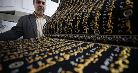 خطّاط سوريّ ينقش المصحف على القماش في 12 عامًا