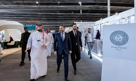 وزير الثقافة السوري يتفقد الأجنحة المشاركة في معرض الرياض الدولي للكتاب 2025