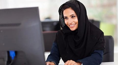 هل يجب على الزوجة الموظفة المشاركة بنفقات المنزل؟.. مستشارة أسرية توضح

 