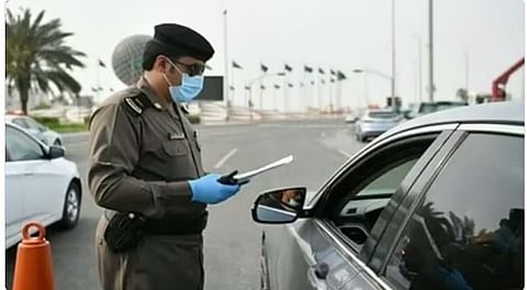 «المرور»: تجاوز إشارة المرور أثناء الضوء الأحمر يعرض حياة السائقين والمشاة للخطر