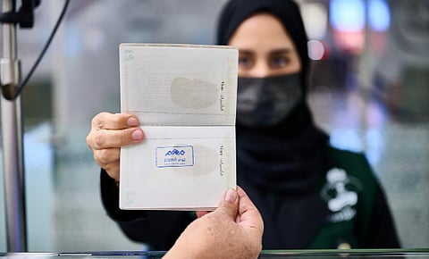 "الجوازات" تطلق ختمًا خاصًّا بمناسبة اليوم العالمي للمعلّم 2025