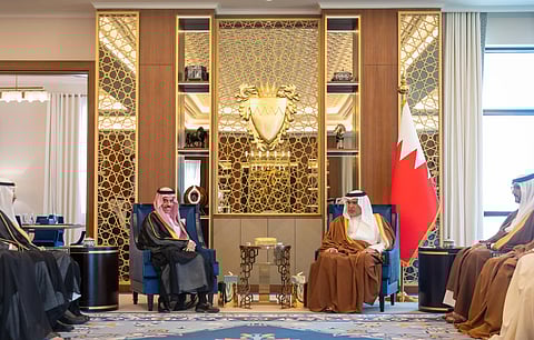 وزير الخارجية يبحث سبل تعزيز العلاقات مع ولي عهد البحرين
