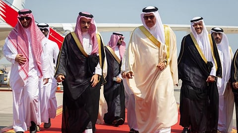 وزير الخارجية يصل إلى البحرين لترؤس اجتماع اللجنة التنفيذية لمجلس التنسيق السعودي البحريني