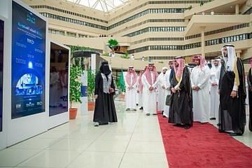 رئيس جامعة القصيم يفتتح معرض «عوالم» احتفاءً بالأسبوع العالمي للفضاء
