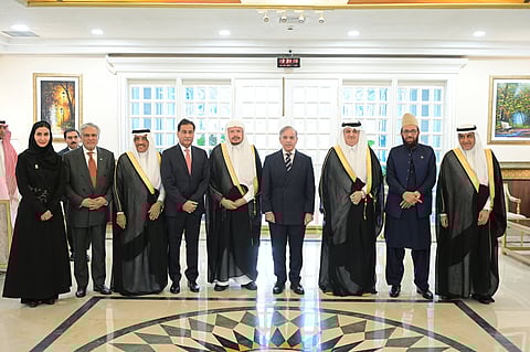 رئيس مجلس الشورى يستعرض العلاقات الثنائية مع رئيس وزراء باكستان 