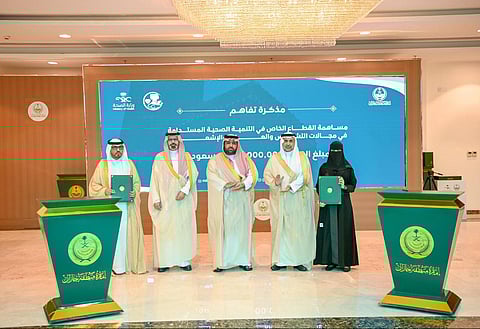 بالصور .. أمير جازان يتسلّم شهادة اعتماد محافظة العارضة «مدينة صحية»