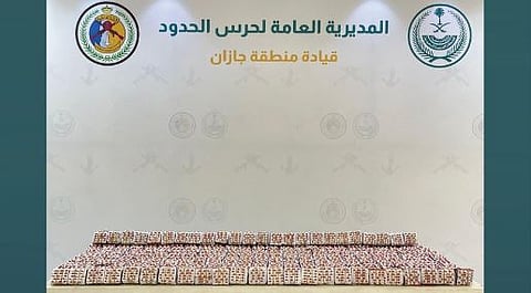 القبض على 7 مخالفين من الجنسية الإثيوبية لتهريبهم القات في عسير.. وإحباط تهريب 72,200 قرص مخدر بجازان