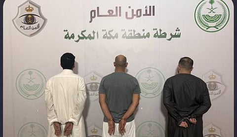 القبض على مقيم سوري ووافد مخالف ومواطن لانتحالهم صفة غير صحيحة وارتكاب حوادث اعتداء وسرقة
