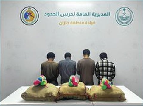 حرس الحدود بجازان يقبض على 4 يمنيين لتهريبهم 38 كيلوجرامًا من القات