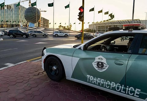«المرور» ينبه لضرورة ترك مسافة آمنة بين المركبات أثناء القيادة