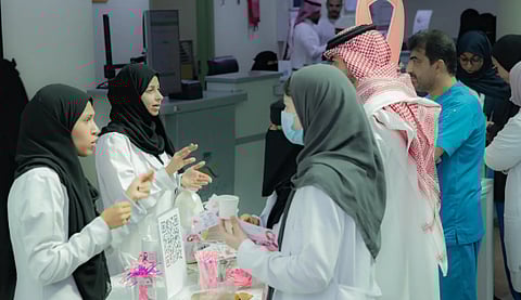 تجمع الأحساء الصحي يواصل حملة الكشف المبكر عن سرطان الثدي 