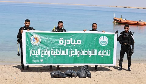 حرس الحدود بمحافظة حقل يُنفذ مبادرة تطوعية لتنظيف الشواطئ
