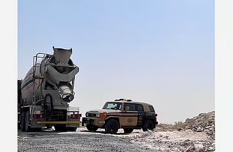 ضبط هندي لتلويثه البيئة بتفريغ مواد خرسانية في المنطقة الشرقية