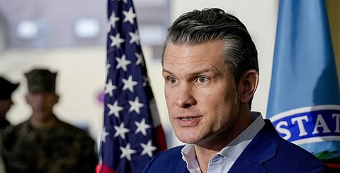 هبوط طائرة وزير الحرب الأمريكي اضطرارياً ببريطانيا بعد صدع بالزجاج الأمامي