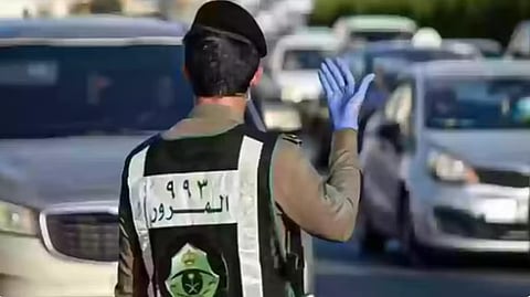 «المرور»: 3 ضوابط بشأن الالتزام بالمسارات المحددة على الطرق