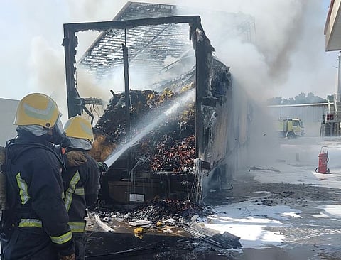 الدفاع المدني بالشرقية يخمد حريقًا في شاحنة بمحافظة البيضاء