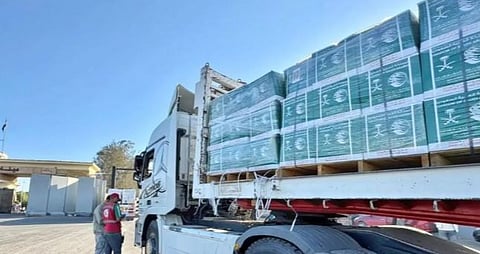 مساعدات سعودية تعبر رفح متجهة إلى غزة