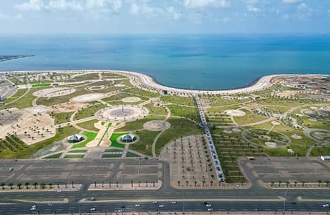 الواجهة البحرية في جيزان.. جمال الطبيعة ترسمه الجبال وأمواج البحر