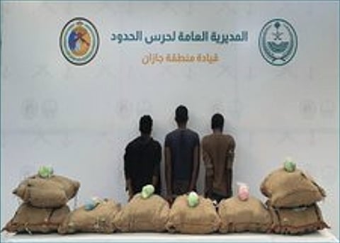 حرس الحدود بجازان يقبض على 3 إثيوبيين لتهريبهم 160 كيلوجرامًا من القات المخدر
