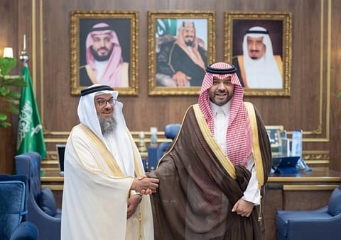 أمير الحدود الشمالية يكرم المواطن "أحمد الدهمشي" لتبرعه بالدم 131 مرة